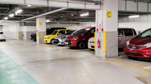 ホルトホールの駐車場の写真